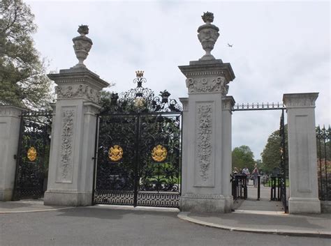 elizabeth gate kew gardens.